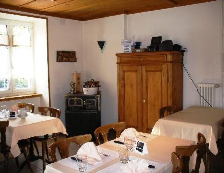 Chez Gilles Hotel Resto Bar Sa Ла-Шо-де-Фон Экстерьер фото