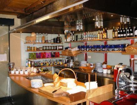 Chez Gilles Hotel Resto Bar Sa Ла-Шо-де-Фон Экстерьер фото